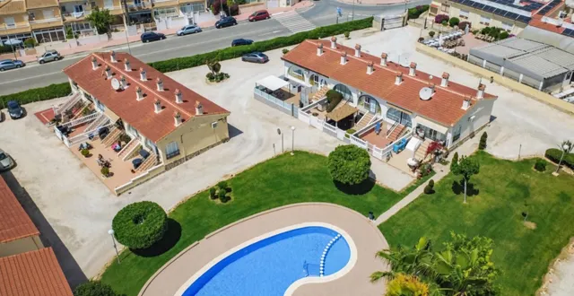 Ciudad Quesada! Magnifico bungalow en 2 plantas independientes, con piscina y parking privado comunitario — 6