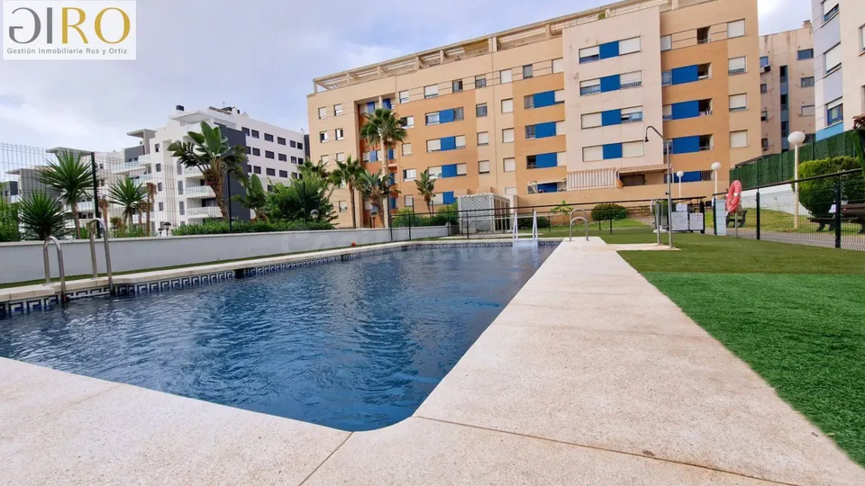 Luz, espacio y calidad de vida en teatinos: piso de 3 dormitorios con garaje, trastero y recinto con piscina