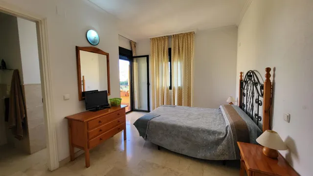 Amplio apartamento de tres dormitorios con vistas panorámicas en Nueva Alcántara. — 9
