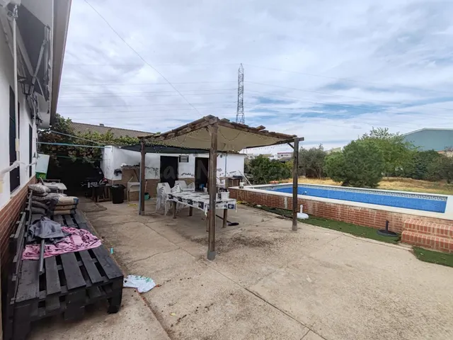 Chalet independiente con piscina y parcela de 1.221 m2 en La