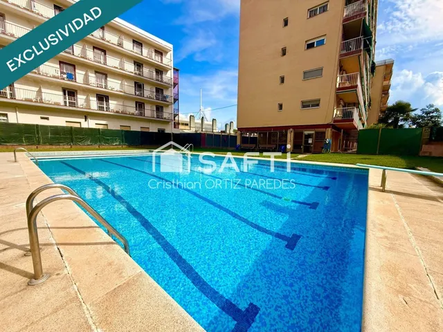 Se vende piso en primera línea con piscina