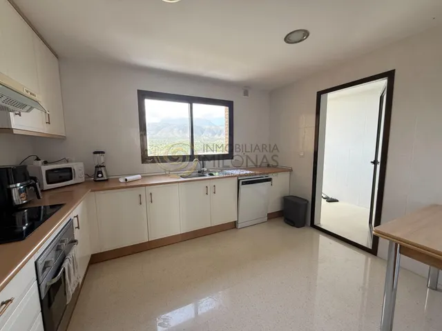 Piso de 4 dormitorios en el corazón de la Playa de Poniente, perfecto para ti y tu familia. — 7
