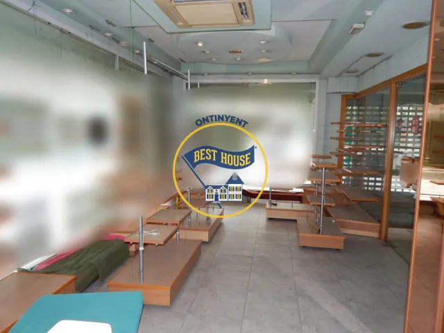EXCELENTE LOCAL COMERCIAL POR TAMAÑO Y UBICACIÓN EN ONTINYENT. — 28