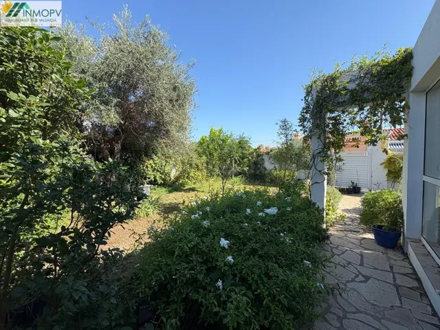 CHALET PAREADO DE UNA SOLA PLANTA CON JARDÍN, A POCOS MINUTO - foto 5
