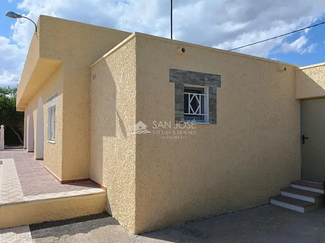 SE VENDE CHALET CON PISCINA EN BUEN ESTADO EN ASPE — 28