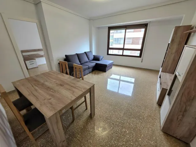 Amplia Vivienda Semireformada con Ascensor en Parque Ribalta - foto 4