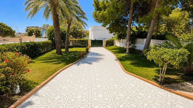 MAGNIFICO CHALET ADOSADO CON GRAN PARCELA, JARDIN Y PISCINA PRIVADA — 3