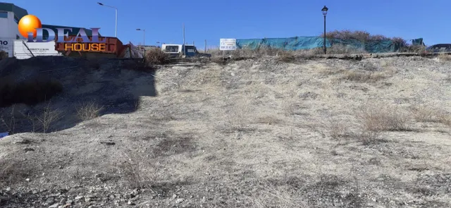 Inmejorable terreno con 2 frentes para la casa de tus sueños. — 2