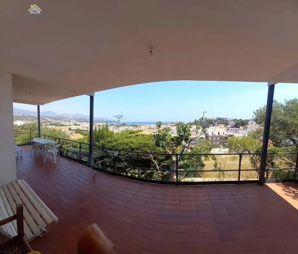 Casa con jardín y vistas en venta en el puerto de Llançà.