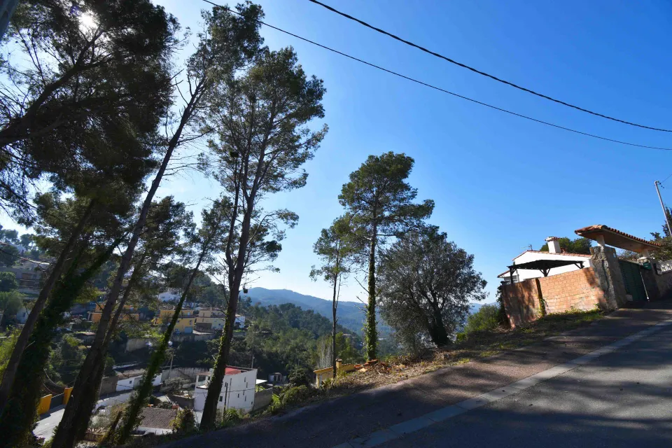 TERRENO A DOS CALLES CON VISTAS Y BUENA ORIENTACIÓN EN MAS MESTRE