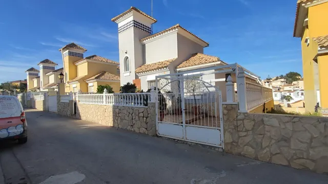SE ALQUILA CHALET POR LARGO TIEMPO DE 3 DORMITORIOS Y 2 BAÑO - foto 2