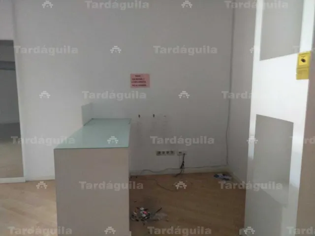 ESTUPENDO LOCAL COMERCIAL EN LA MEJOR ZONA DE LA AVENIDA COMUNEROS — 3