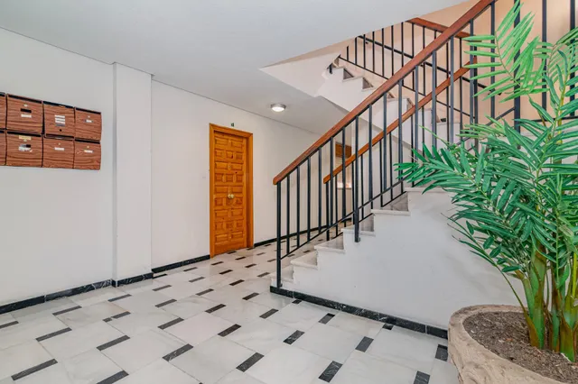 ¡Vive en el Corazón de La Zubia!  Piso Luminoso y Listo para Ti — 25