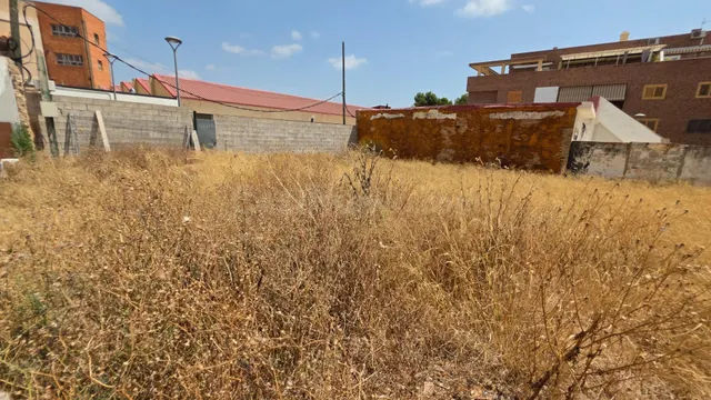 Solar urbano edificable en Paterna de 390 m2 con 15 m. de fa - foto 2