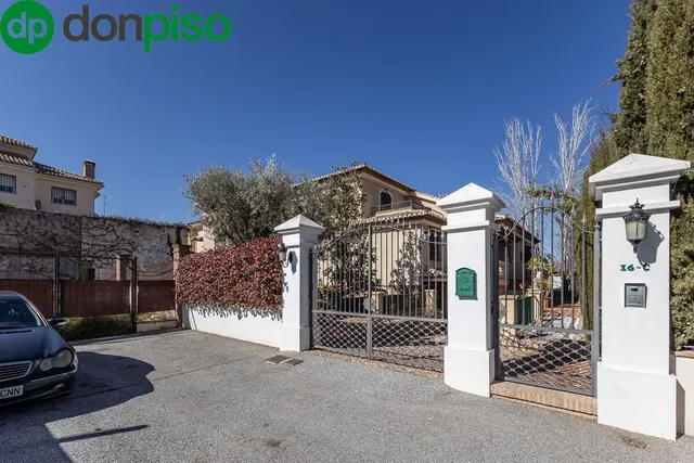 INCREÍBLE CHALET INDEPENDIENTE EN ZONA PRIVILEGIADA — 38