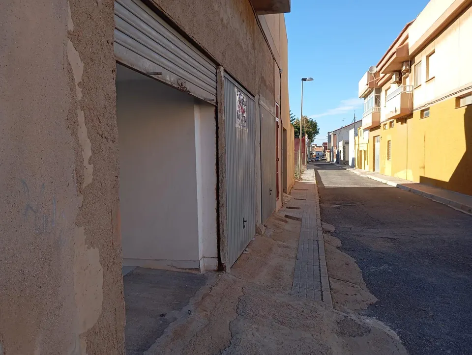 Oportunidad en el centro de El Algar (Cartagena): cochera con altillo