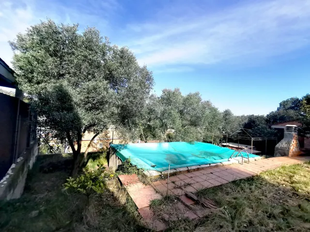 Soleado con magníficas vistas y zona de barbacoa con piscina — 3