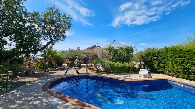 Magnífica Finca plana y ajardinada, con casa unifamiliar de 