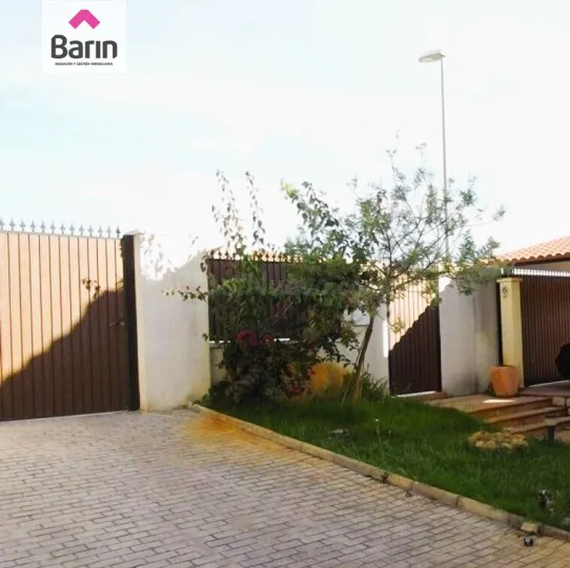Impresionante Chalet Independiente con Jardín y Piscina en U - foto 2