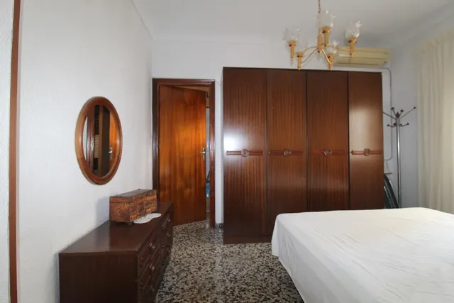Gran piso en el centro de Torrevieja con 4 dormitorios a 900m del mar — 11