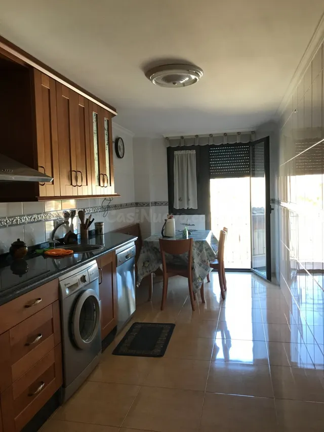 Se vende amplio piso en el centro, cocina, salón, 3 hab., 3 