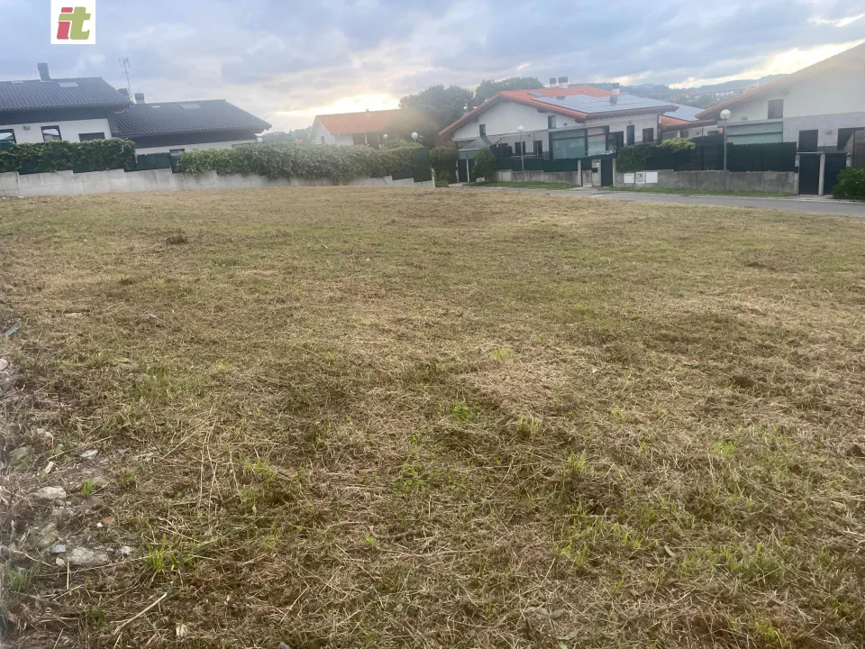 Parcela de terreno edificable, con una superficie 1051, 03 m2 de parcela y una edificabilidad de 385