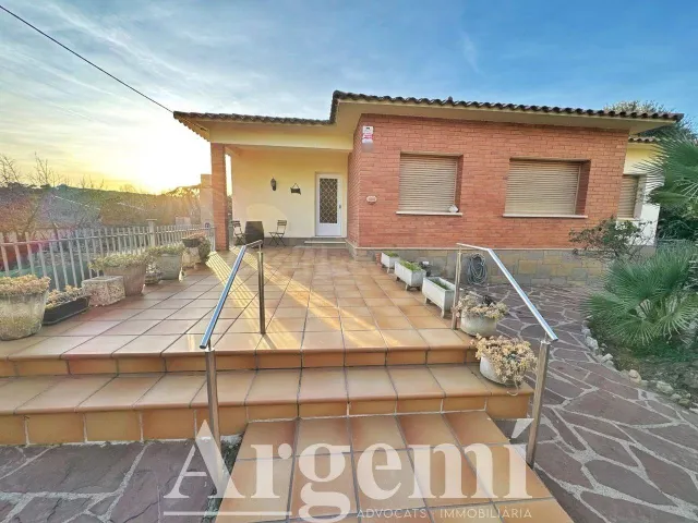 EN EXCLUSIVA Casa en planta con terreno edificable en Palau-