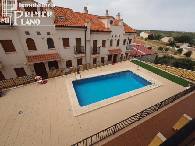 *Casa adosada con 3 dormitorios, garaje y piscina,en Ruidera