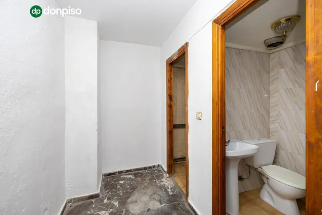 Local comercial junto a calle Alhamar. Ideal para oficina, despacho o almacén. Muy económico — 10