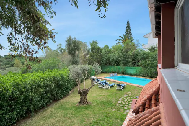Alquiler larga temporada - Villa Privada con Piscina y Amplio Jardín en Cerrado de Elviria, Marbella — 47