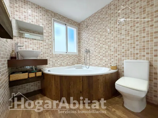 Excelente ubicación y reforma integral en este luminoso piso exterior con terraza, garaje y piscina comunitaria — 42