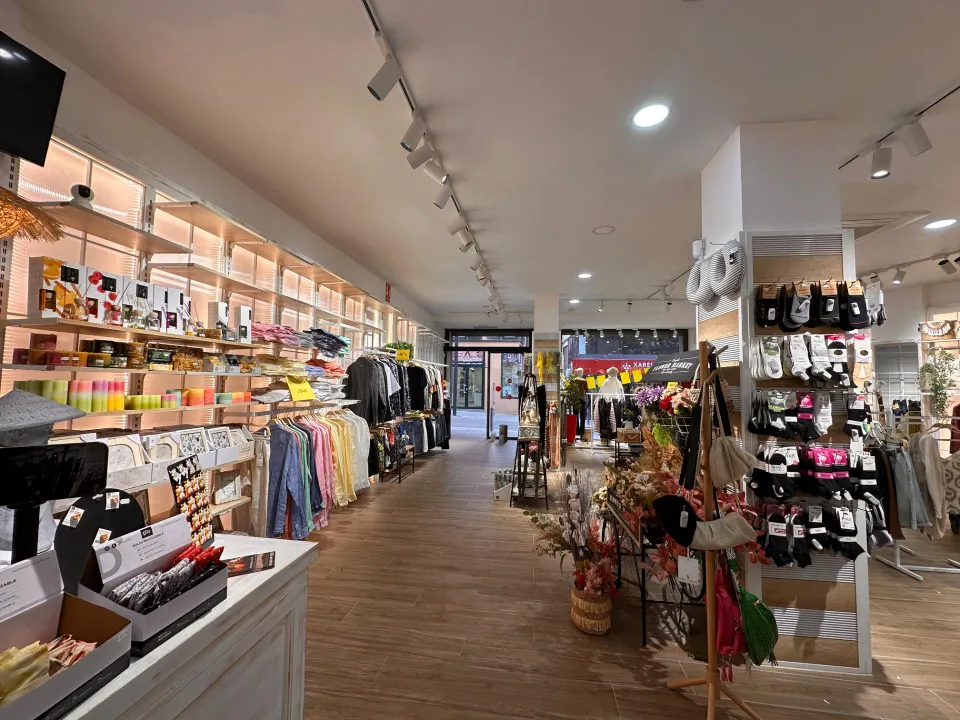 Palamós: magnífico local comercial de 210 m2, diáfano en pleno centro. zona plaça dels arbres.