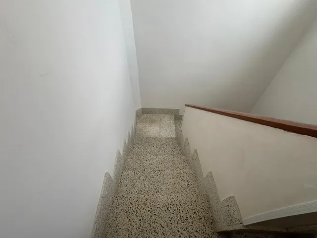 Edificio de dos apartamentos con terraza y garaje — 5