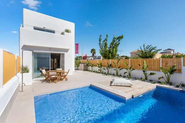 VILLA DE OBRA NUEVA EN LOS ALCÁZARES CON VISTAS AL MAR MENOR