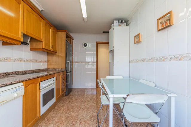 Luminoso piso exterior a esquina de 90 m2 con balcón, garaje y vistas despejadas en avenida de Alicante (vpo) — 16