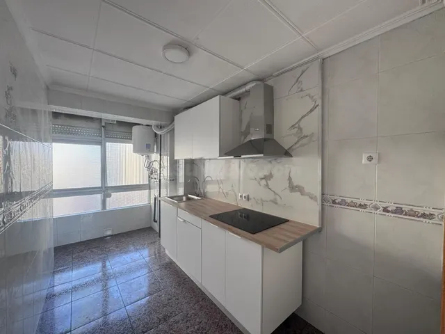 Alta rentabilidad: piso de 4 dormitorios, semireformado, amueblado a estrenar en Alicante, listo para entrar a vivir, a 4 km de la playa — 3