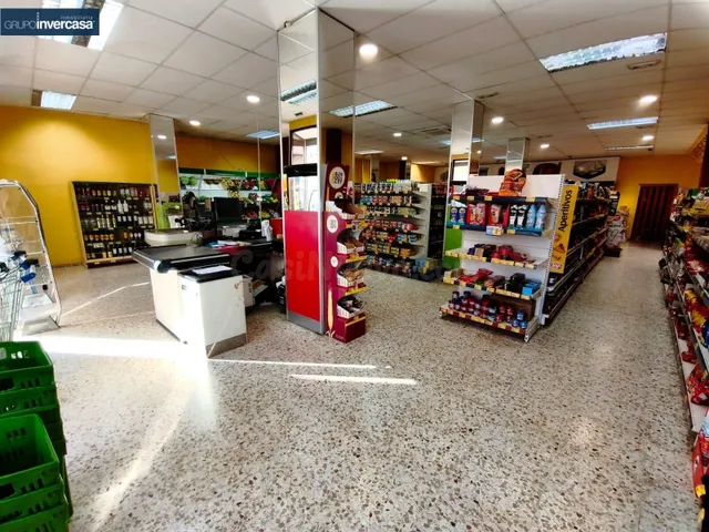 Gran local comercial de 261 m2 situado en zona céntrica de V