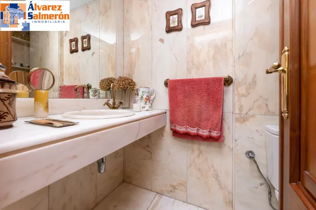 CHALET ADOSADO EN ZONA LA CALETA — 25