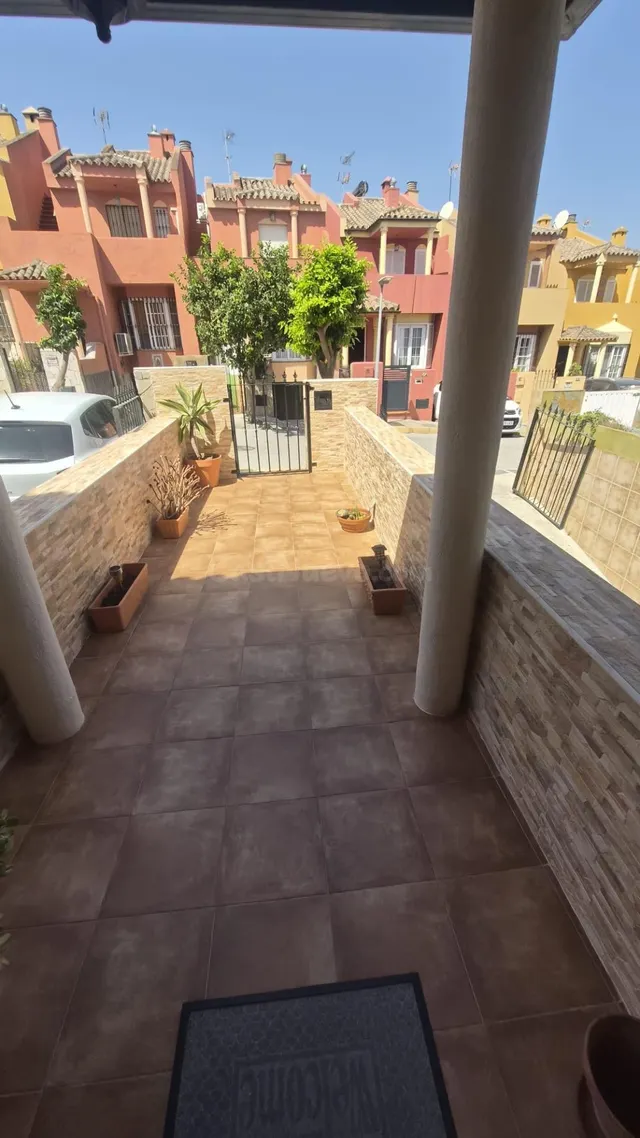 Vivienda unifamiliar de 3 plantas con jardín, terrazas y garaje en Algeciras — 2