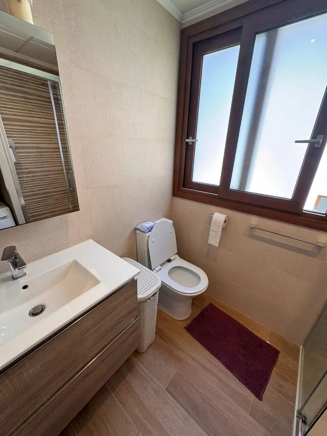 Apartamento con piscina comunitaria, Alicante, Torrevieja. 2 habitaciones, 80 m2, 500 metros del mar — 35