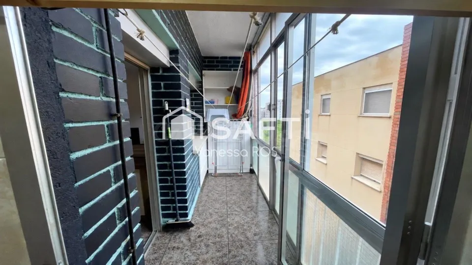 Descubre este acogedor piso  y su excelente comunicación con Barcelona.