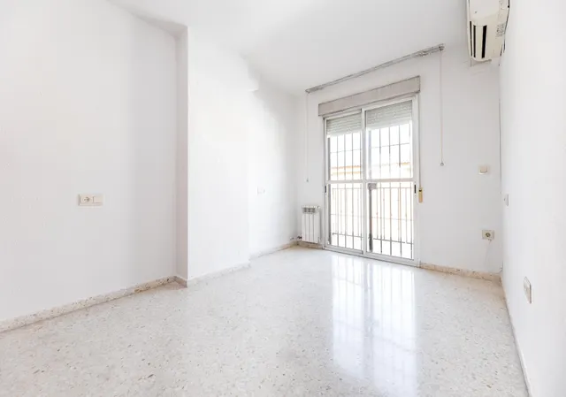 Vive en el corazón de Armilla: 4 dormitorios, patio, terraza y garaje — 12