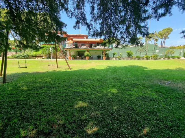 Chalet con patio, piscina, jardin, tenis, porche ,bodega  y garage — 4