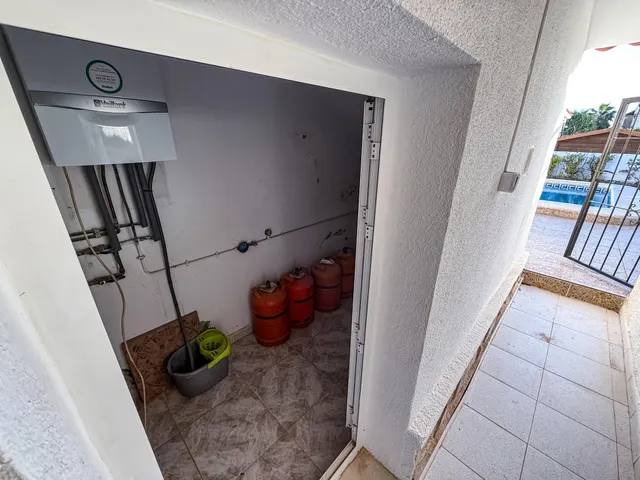 Amplio chalet pareado en El Chaparral — 4 dormitorios, 4 baños, piscina privada y gran parcela — 36