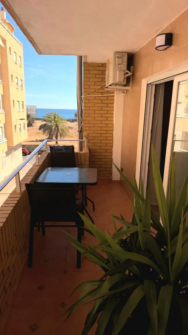 Apartamento con terraza, Alicante, Torrevieja, Playa de los Locos. 3 habitaciones, 110 m2, 200 metros al mar — 39