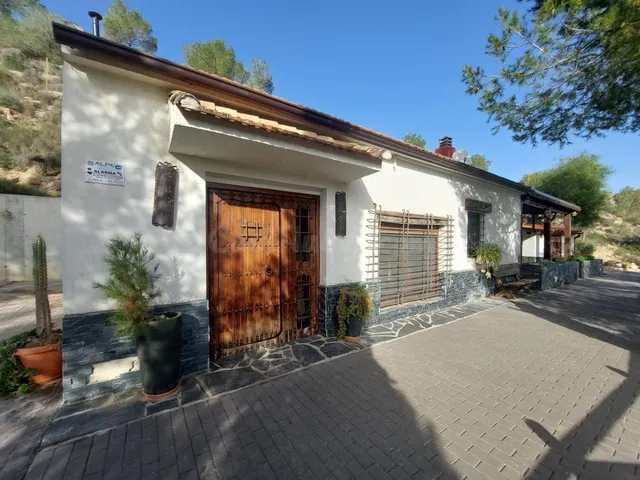 Casa con terreno en zona del Garruchal