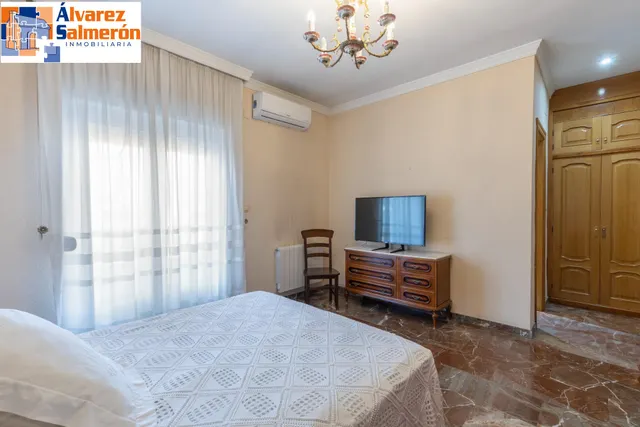 Casa en esquina en venta en Las Gabias — 30