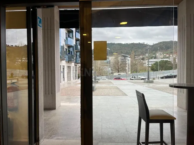 Se alquila / vende local en gran zona comercial en Lagunas!