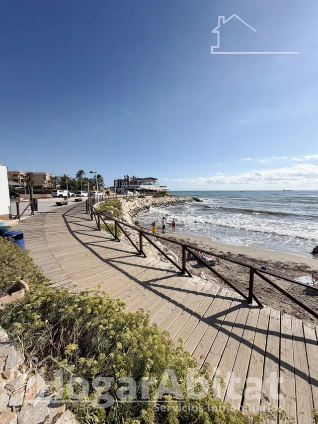 Disfruta del sol y la brisa del mar en este piso reformado con piscina, terraza y parking junto a la playa — 30