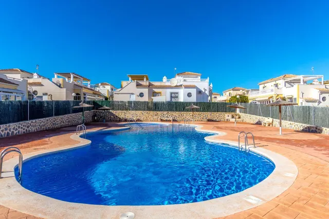 Serena V – Adosado tipo Quad con 3 dormitorios, jardín, piscina comunitaria y parking privado en Los Altos — 33